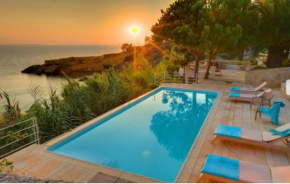 VILLAPARADISO Beach front Villa Makris Gialos